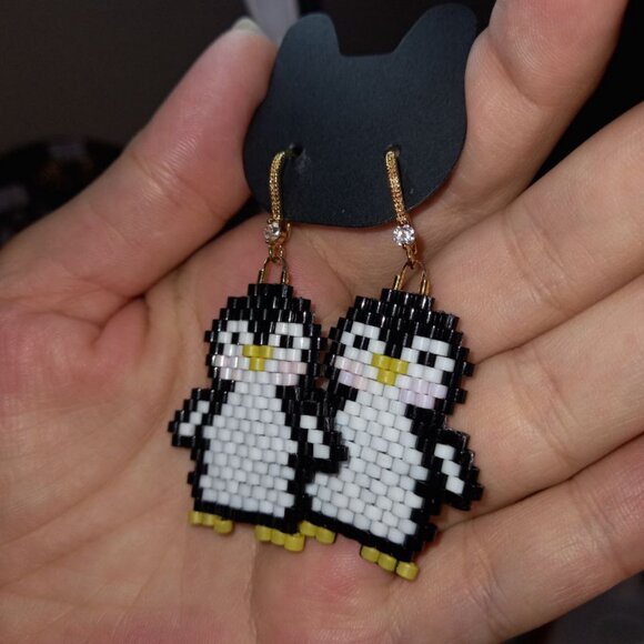 ❄️🐧 Adorable Beaded Penguin Earrings 🐧❄️ 18K Gold Plated Hooks - Picture 4 of 7